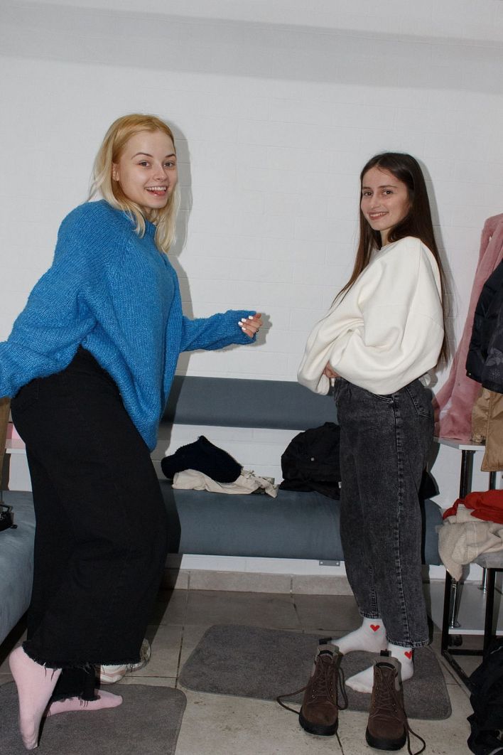 Irina And Bianca in Very Friendly Flexin. Эскиз 40
