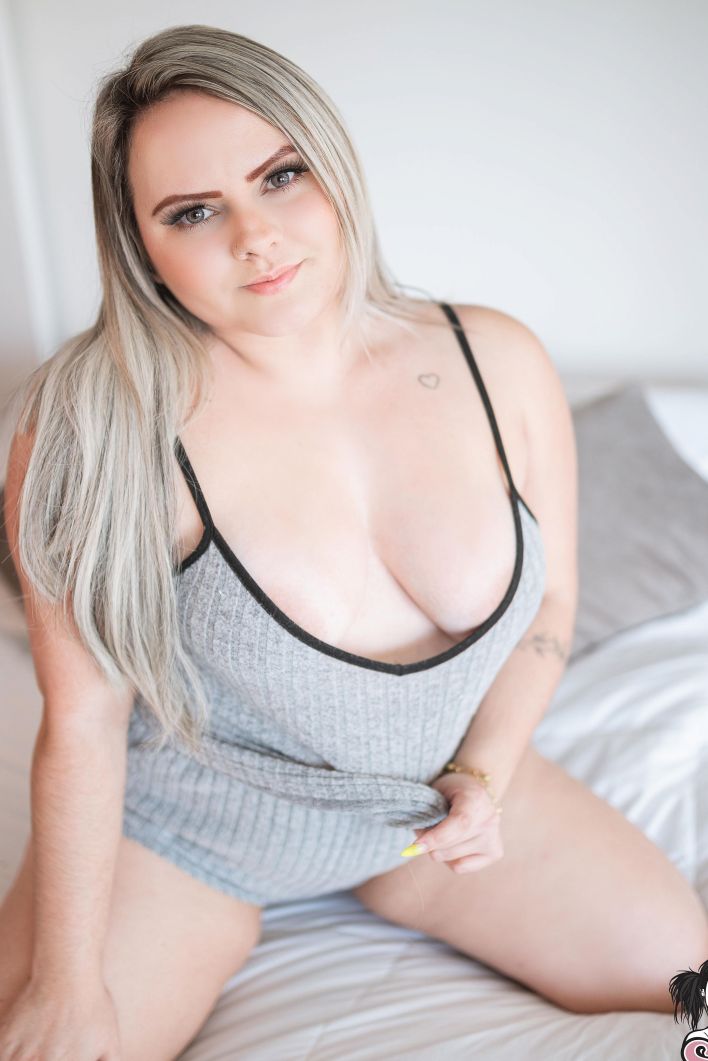 Gabyzinha in Sweet Dreams Are Made Of This. Эскиз 17