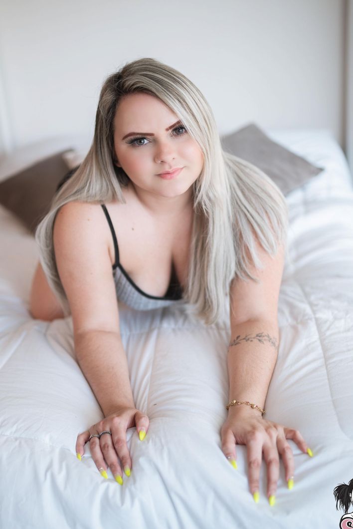 Gabyzinha in Sweet Dreams Are Made Of This. Эскиз 3