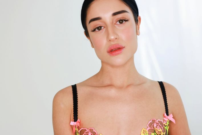 Ara Mix in Casting Ara Mix. Thumb 3