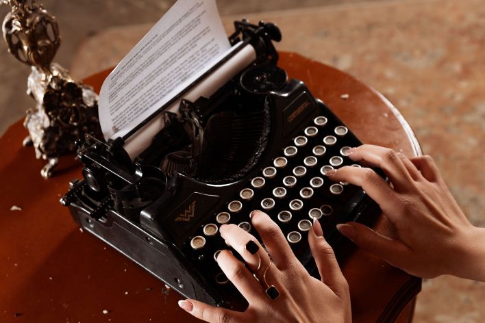 Leo Ahsoka in Typewriter. Thumb 5