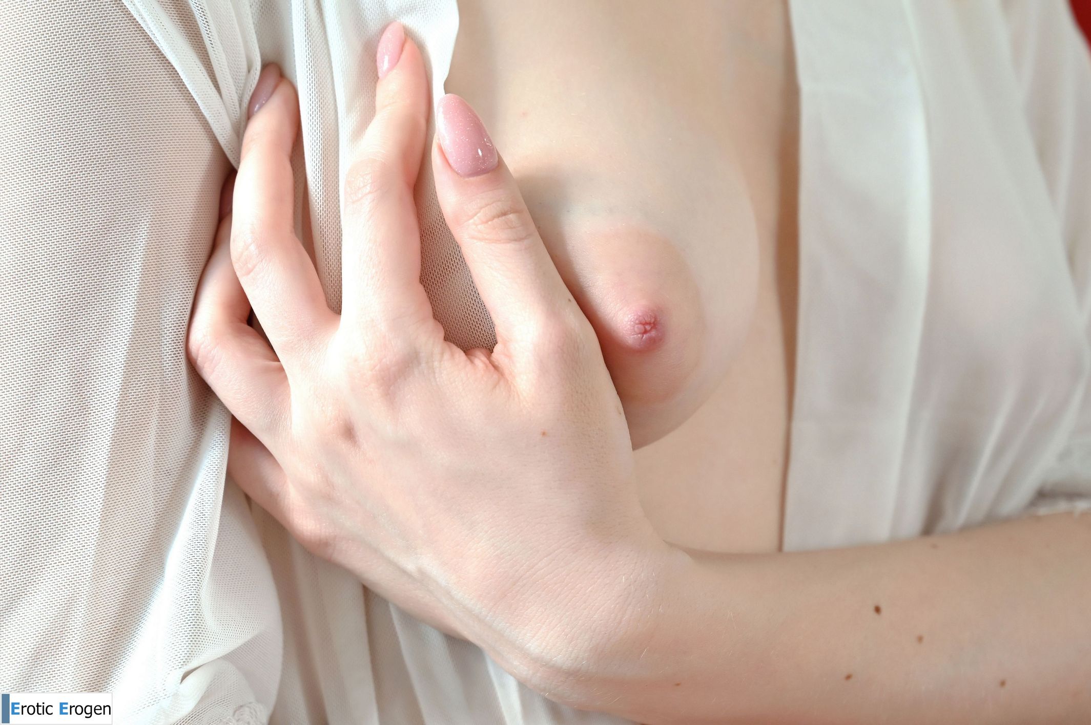 Minnie Lighter in Strawberry. Picture 3