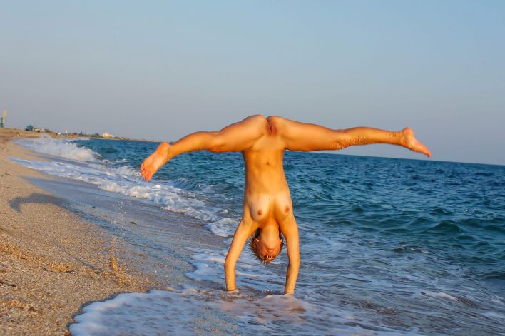 Tienette O in Clear Blue Sky. Thumb 25