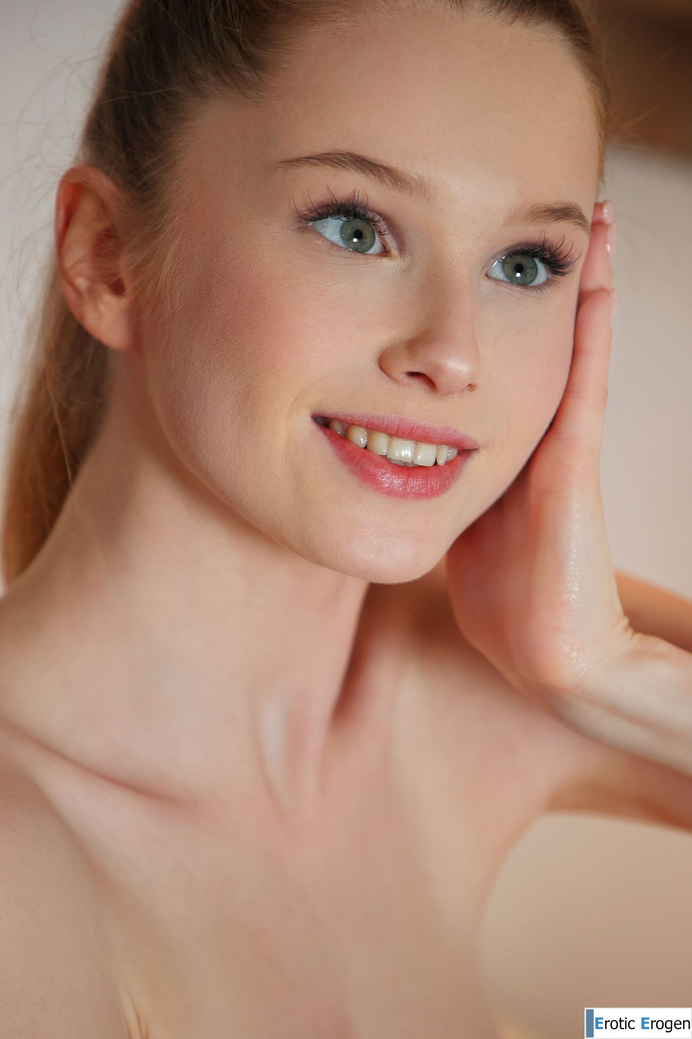 Laura Lit in Pie Me. Фото 25