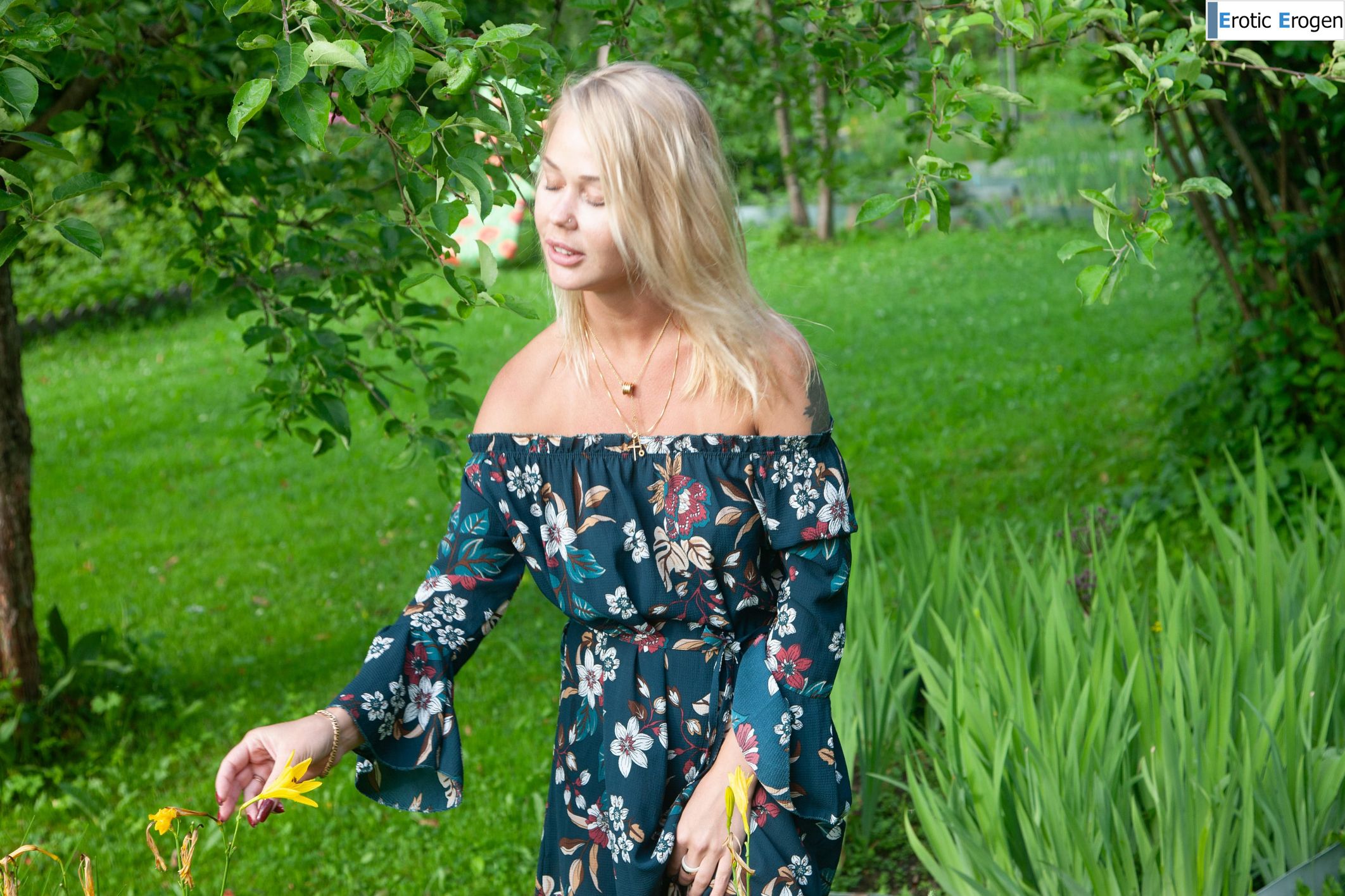 Sarika in Naked Woman. Фото 1