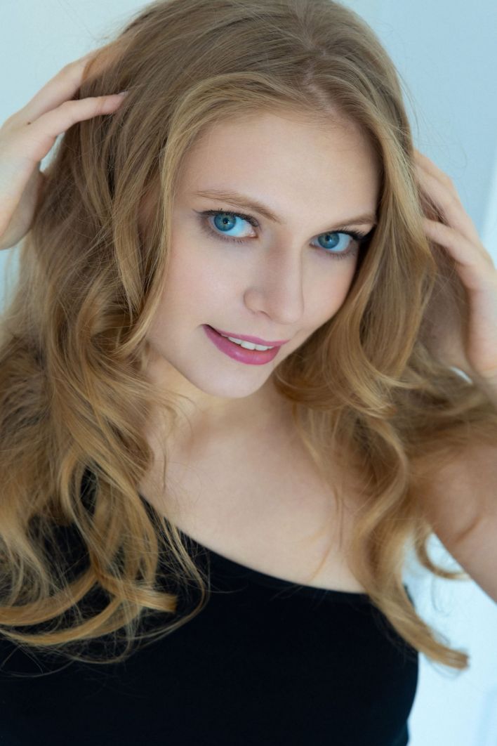 Sonya Elf in Seductive Gaze. Thumb 2