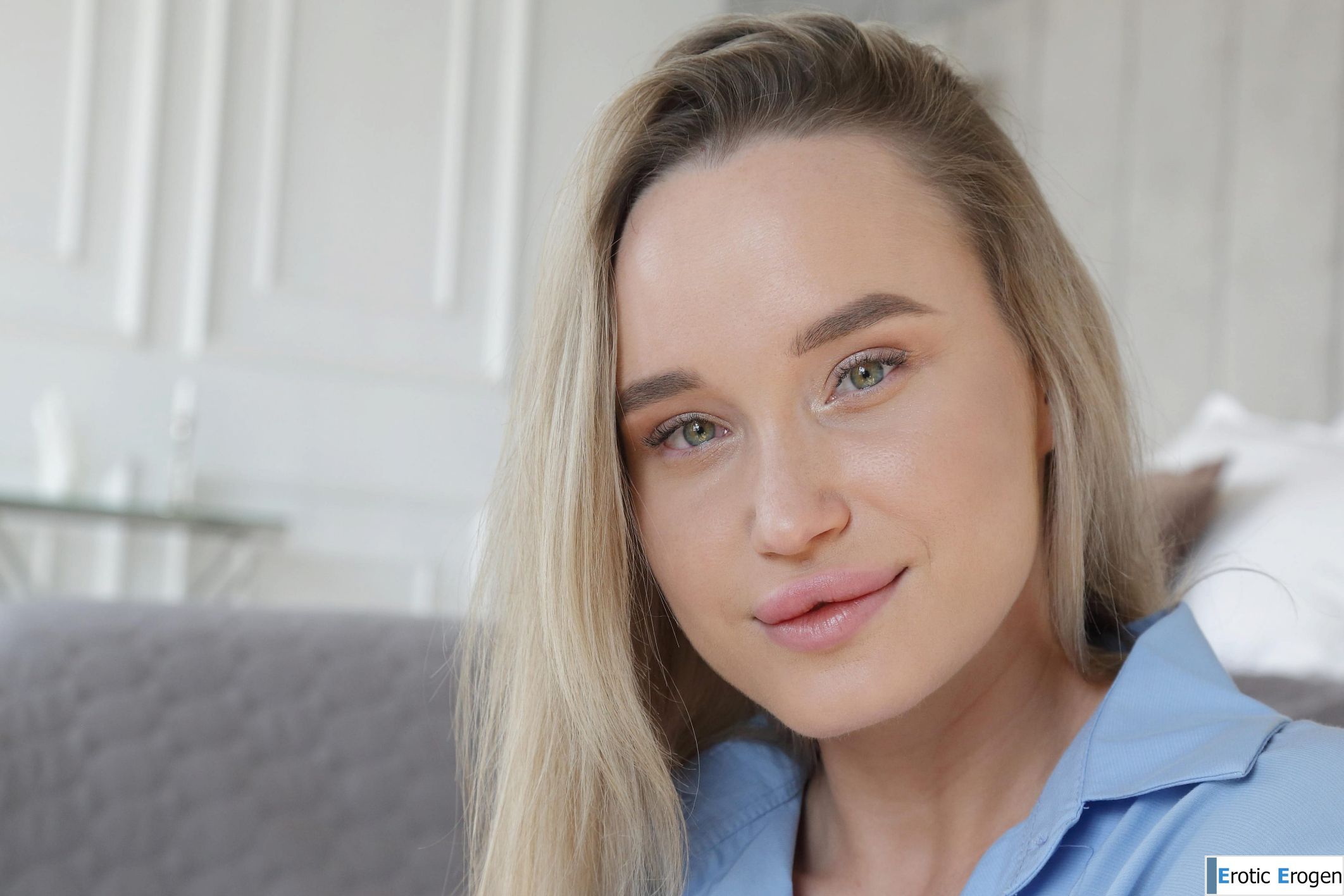 Olivia Myers in Naked Woman. Picture 5