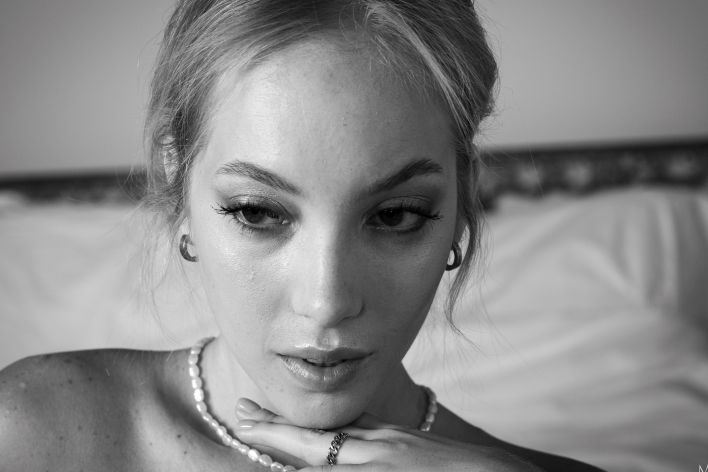 Bella Spark in White Corset. Эскиз 40