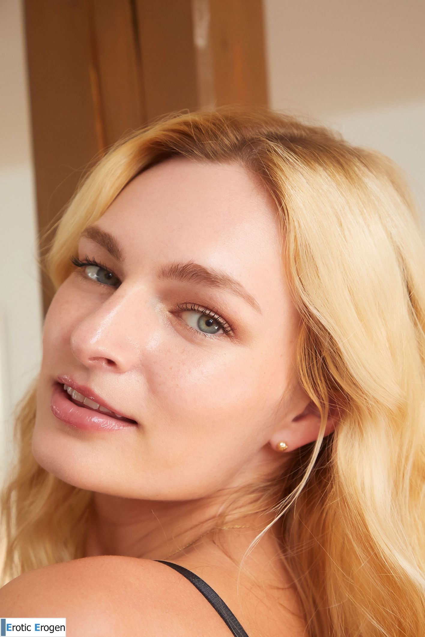 Lee Anne in Classical Beauty. Picture 4