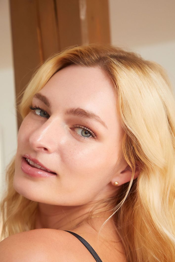 Lee Anne in Classical Beauty. Thumb 4