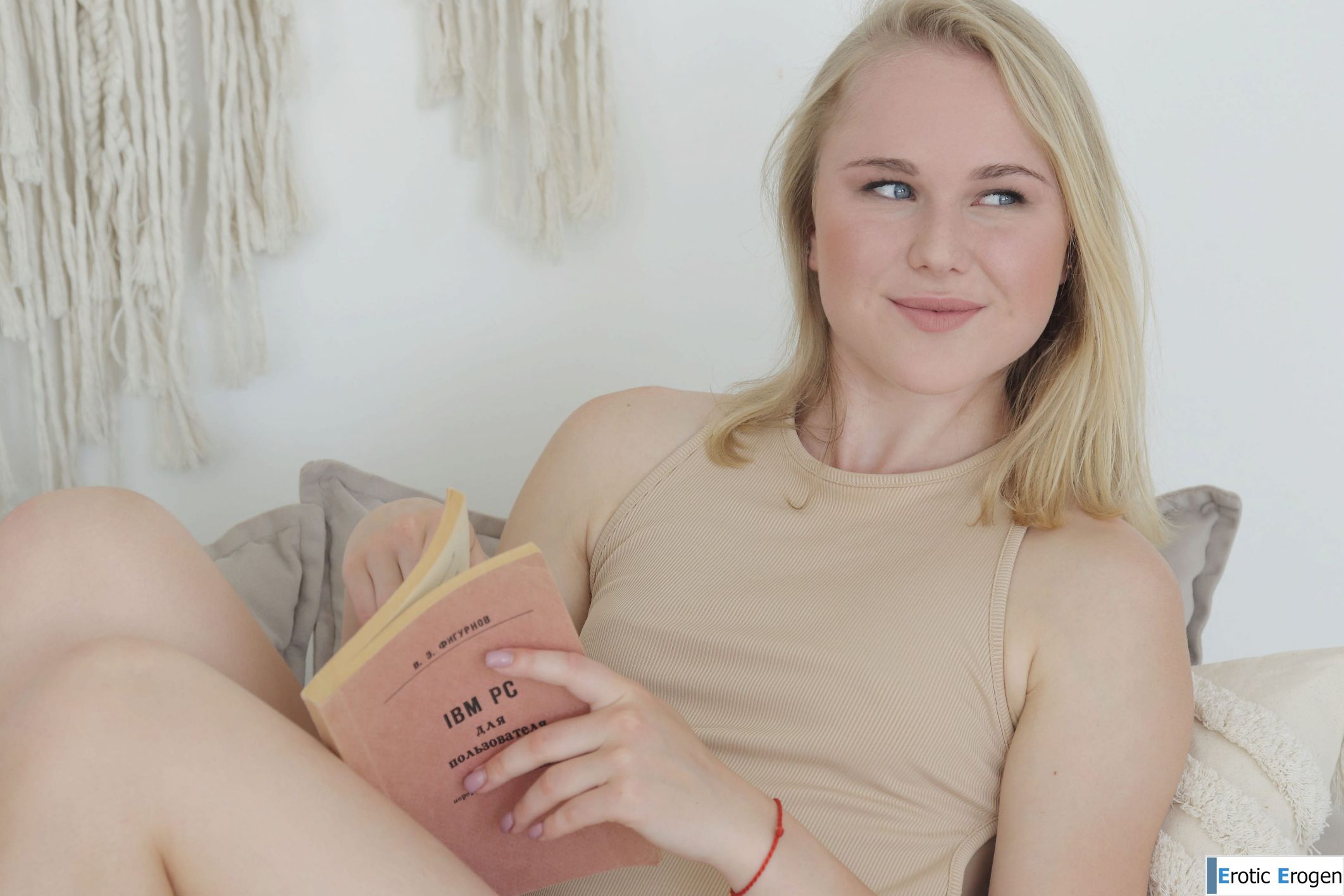 Stefani in Distract Me. Фото 1