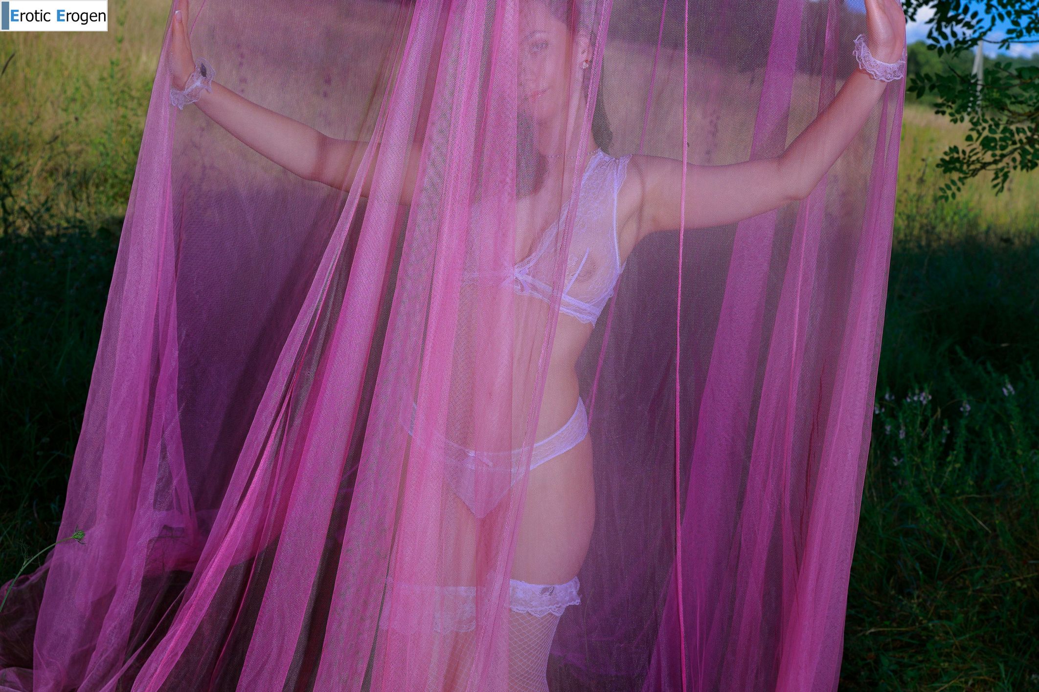 Lea Kitten in Intimate Alfresco. Slide 1