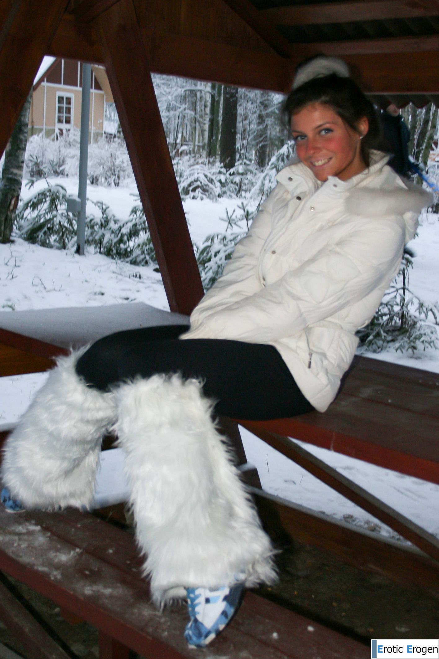 Isabella in Exhibitionist. Слайд 5