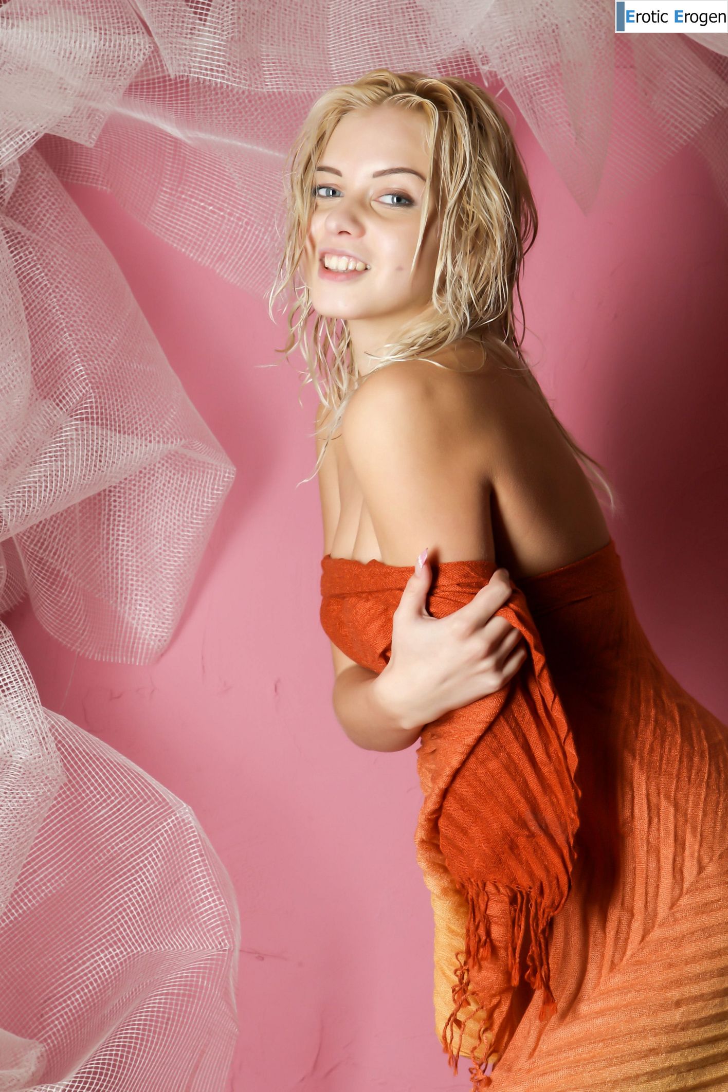 Dianthe E in Pink Wall Session. Слайд 1