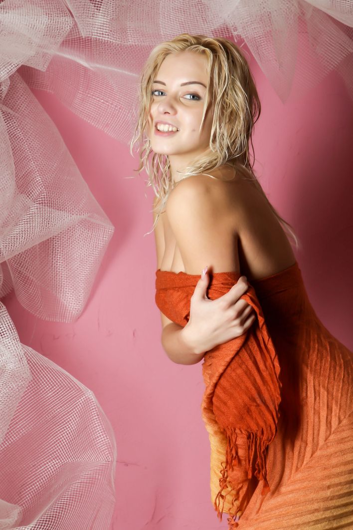 Dianthe E in Pink Wall Session. Thumb 1