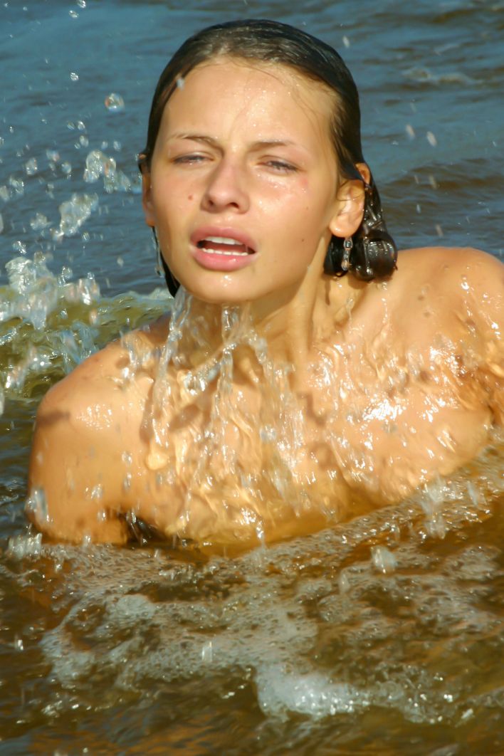 Tekla D in Splashing The Water. Thumb 11