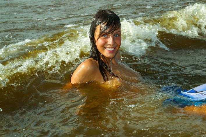 Tekla D in Splashing The Water. Thumb 5