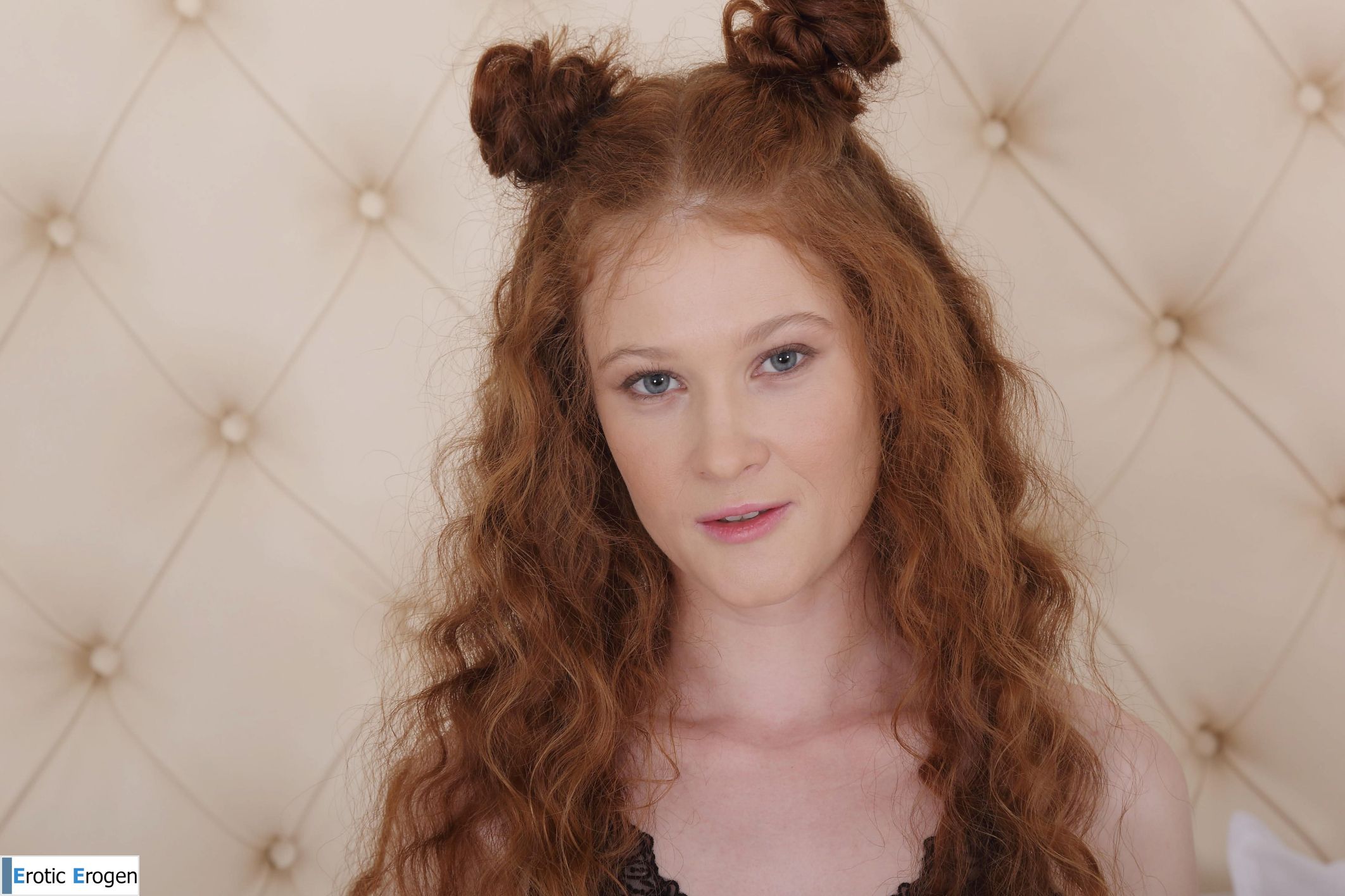 Foxy Sofilie in Nude Woman. Slide 2