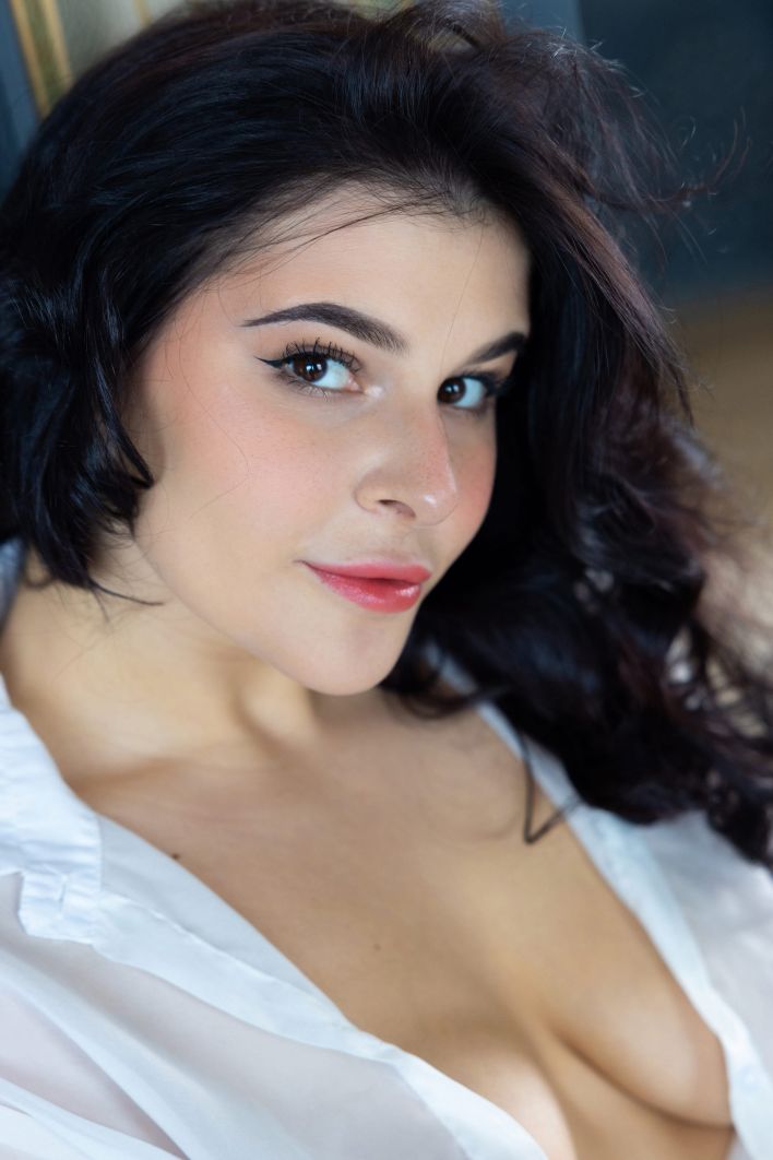 Pandora Red in Magnetic. Thumb 2