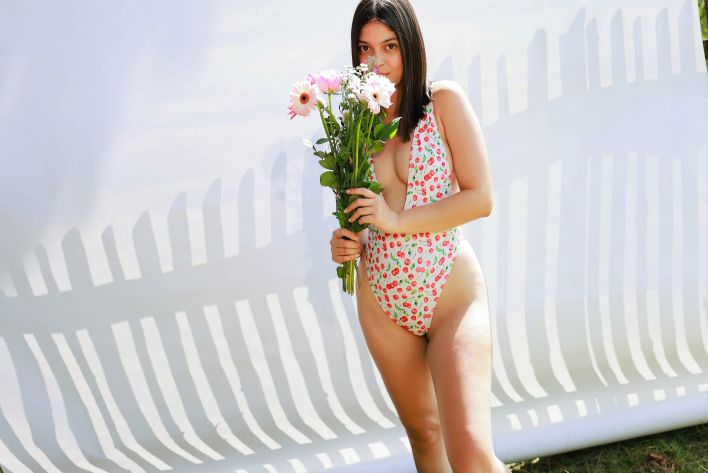 Gia Rosse in Outdoor Studio. Thumb 7