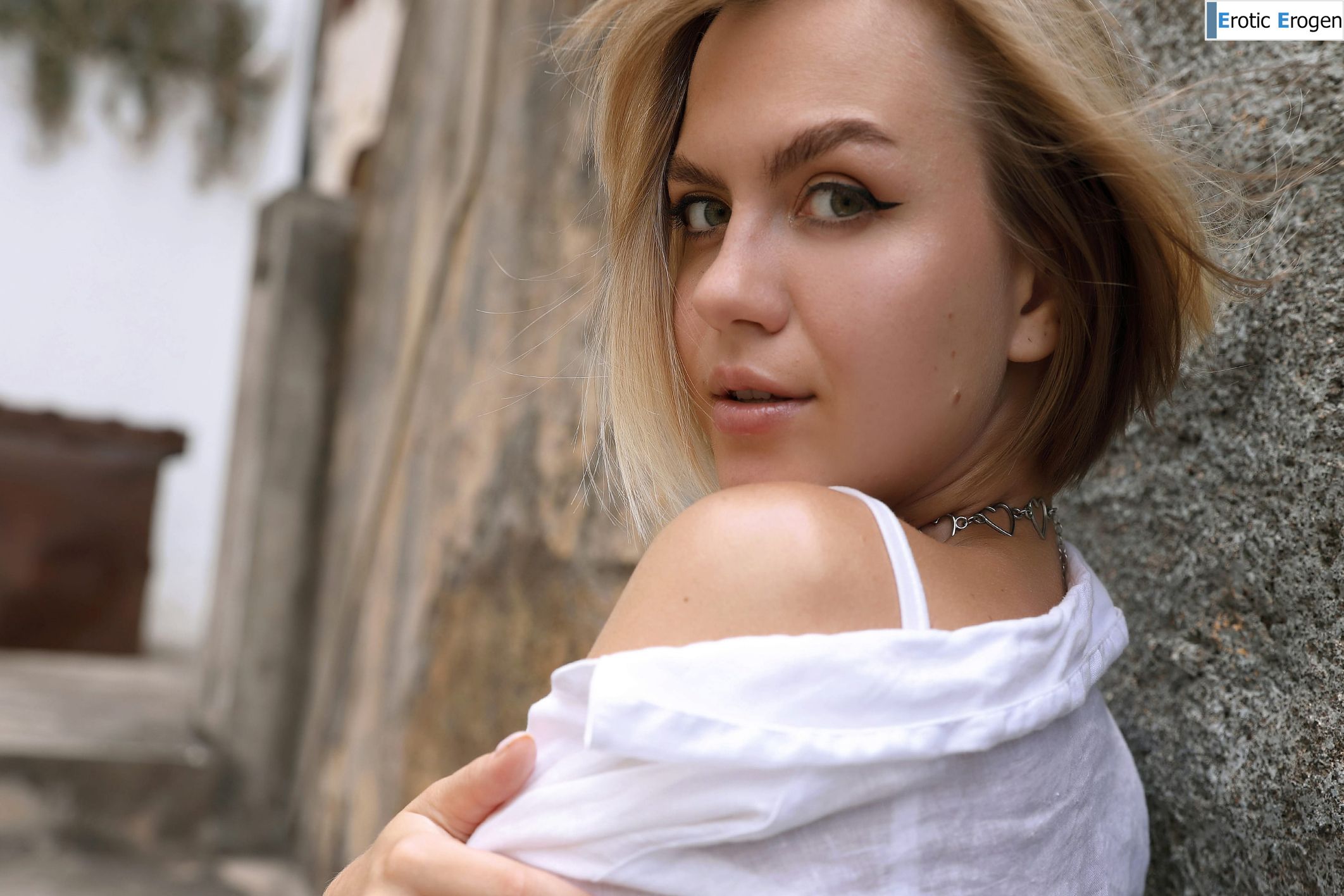 Lana Lane in Postcard Paul Do Mar. Slide 11