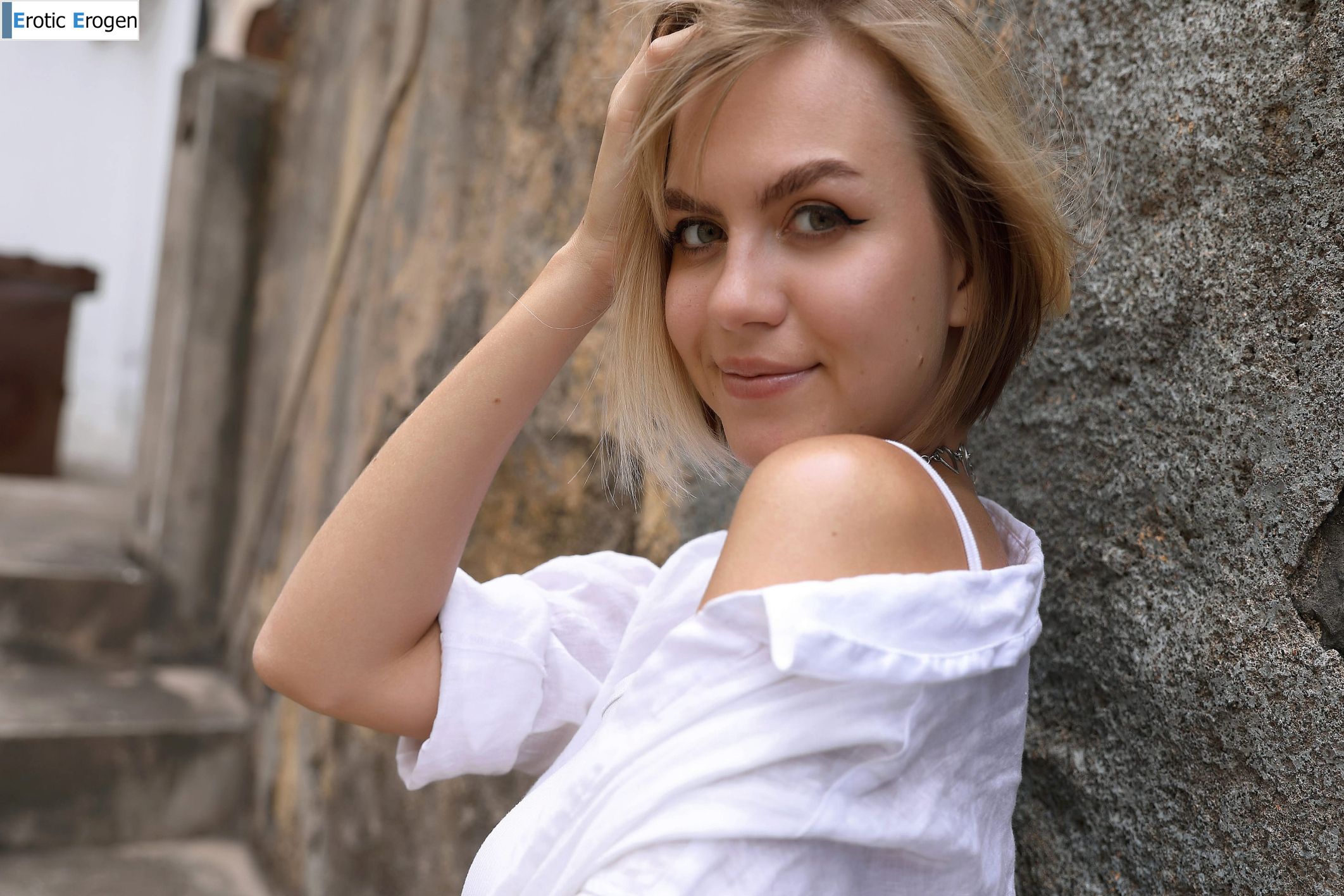 Lana Lane in Postcard Paul Do Mar. Slide 12