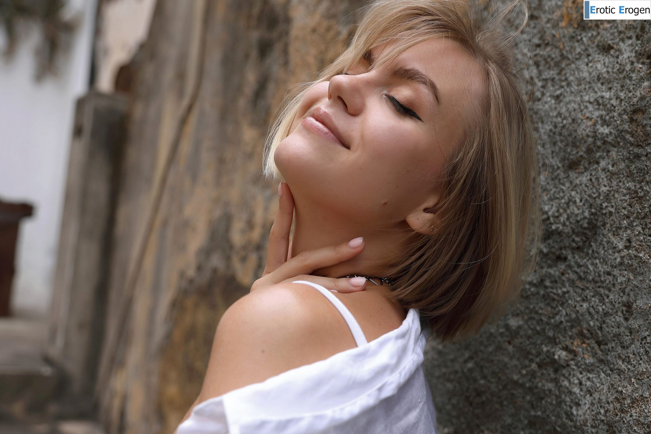 Lana Lane in Postcard Paul Do Mar. Slide 14