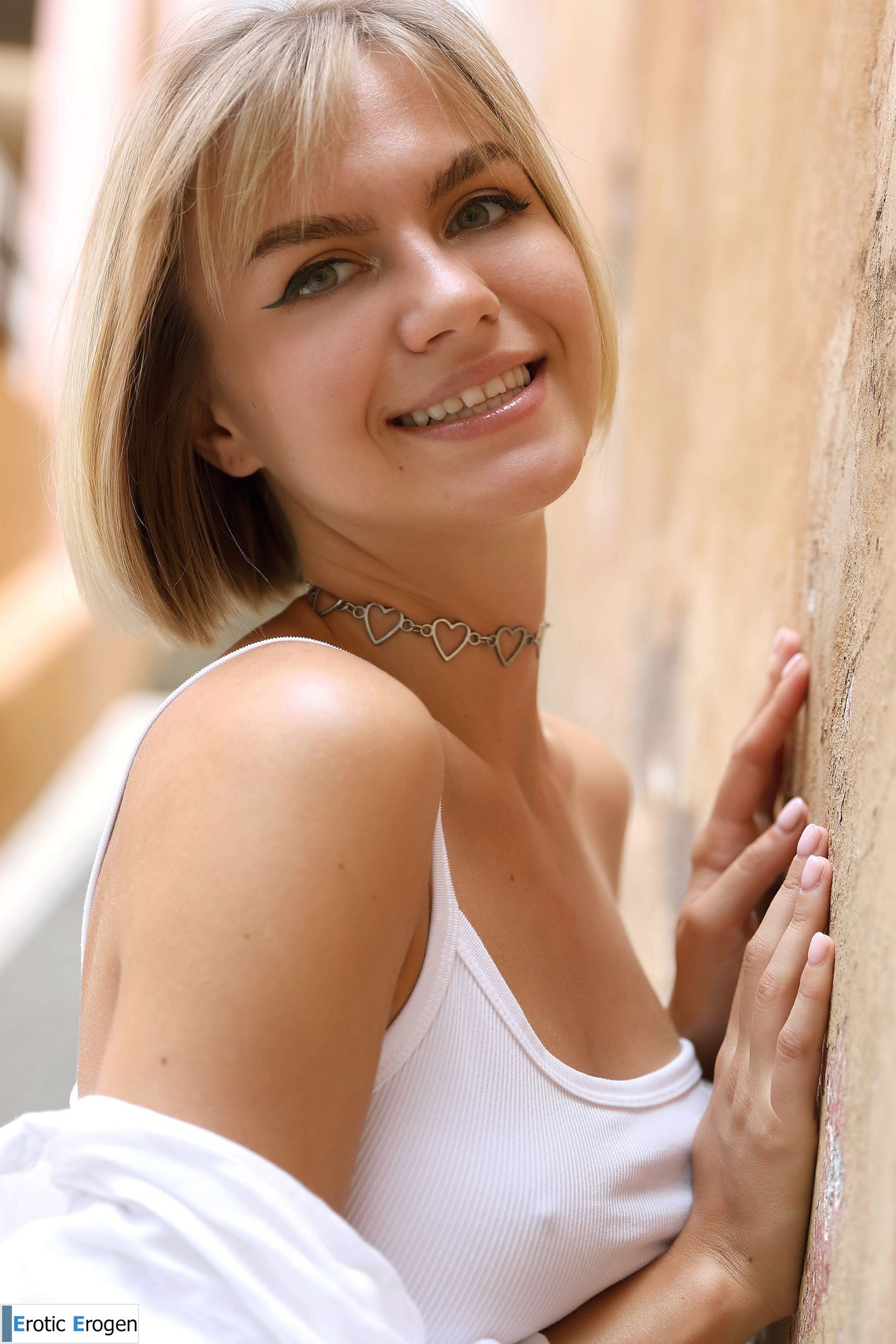 Lana Lane in Postcard Paul Do Mar. Slide 27