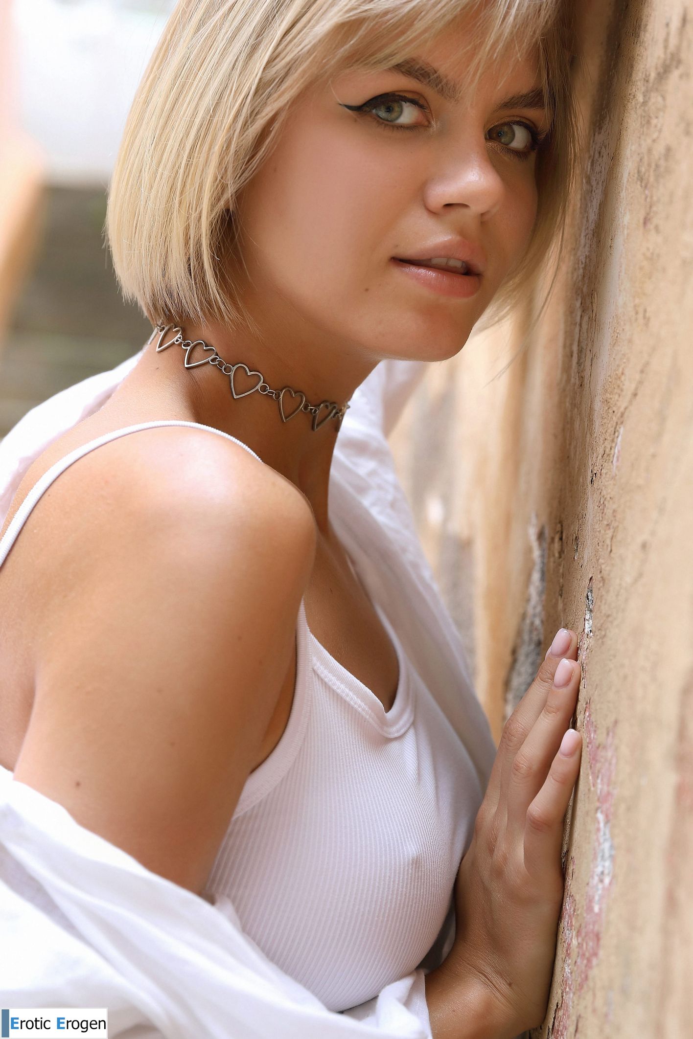 Lana Lane in Postcard Paul Do Mar. Slide 28