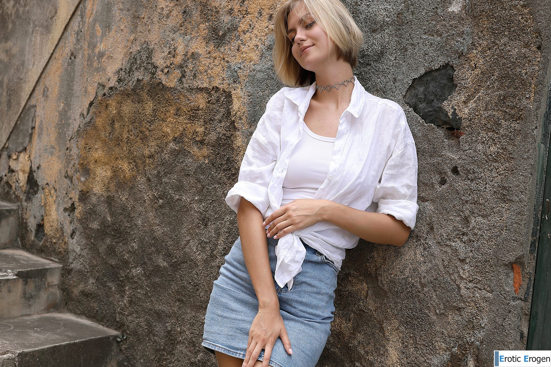 Lana Lane in Postcard Paul Do Mar. Slide 4