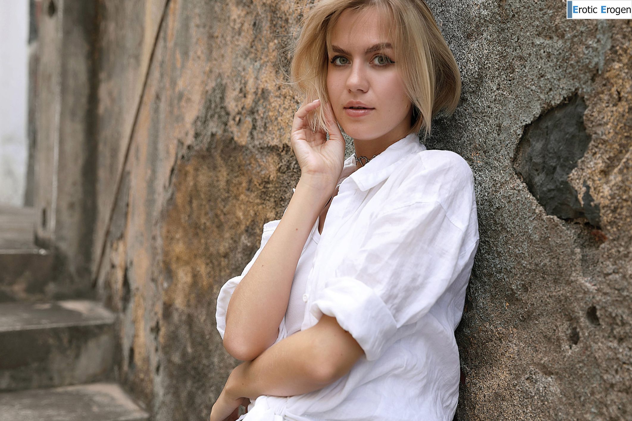 Lana Lane in Postcard Paul Do Mar. Slide 5