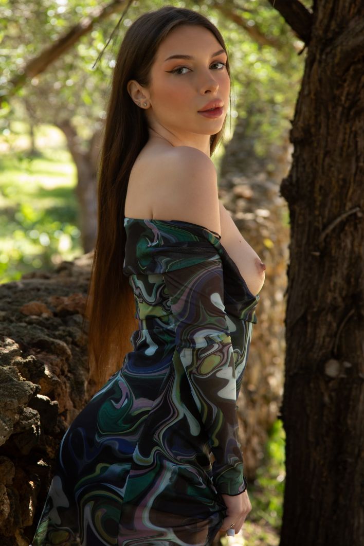 Kaylin in In The Countryside. Thumb 8