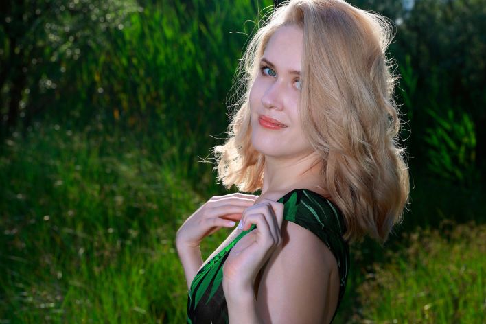 Una in Green Grass. Thumb 3