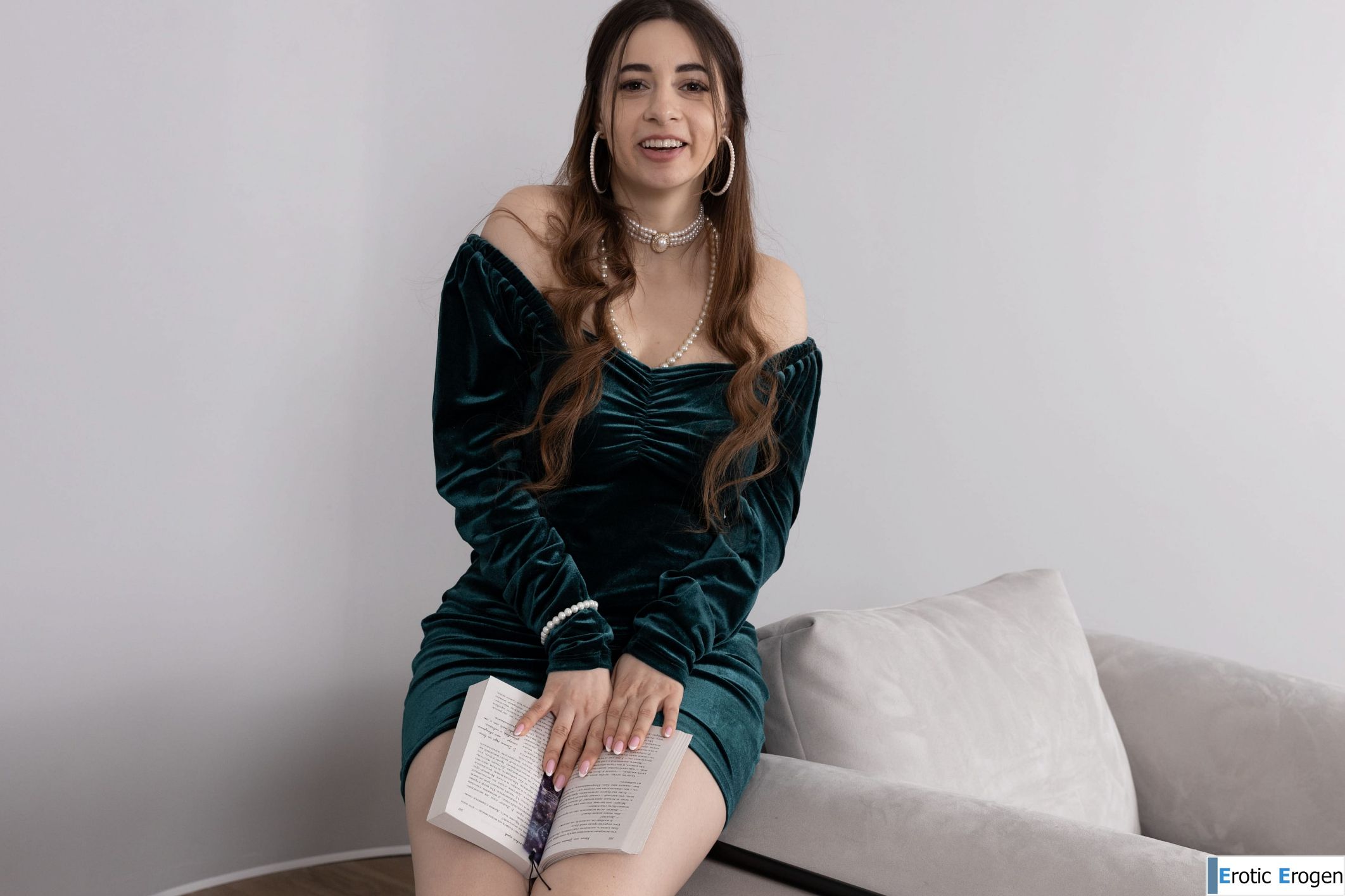 Ella Mira in Curves And Pearls. Slide 4