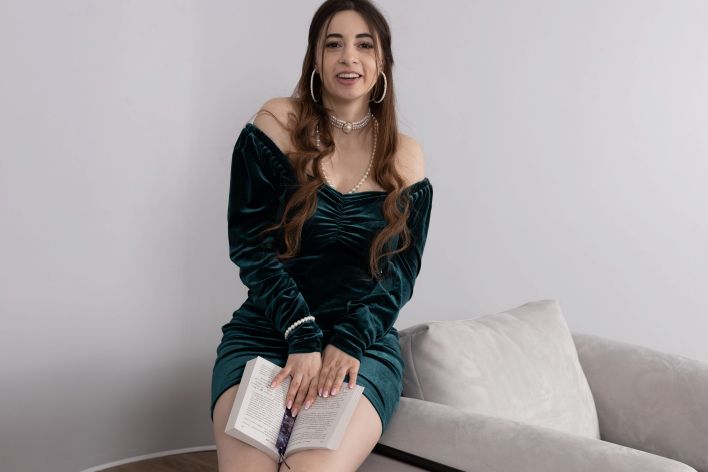 Ella Mira in Curves And Pearls. Thumb 4
